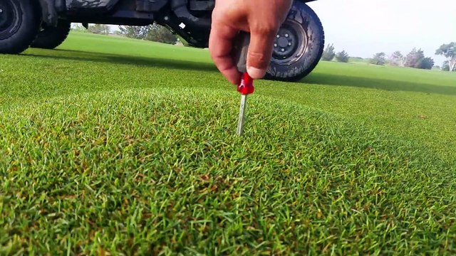 Bulle d'air sous le gazon du golf : impossible de jouer !
