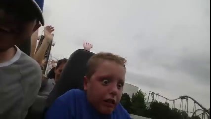 La tête de ce gamin terrorisé au parc d'attractions !
