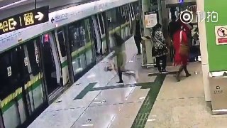 Padre tratando de coger el metro utiliza el cochecito de su hijo para atascar las puertas del vagón
