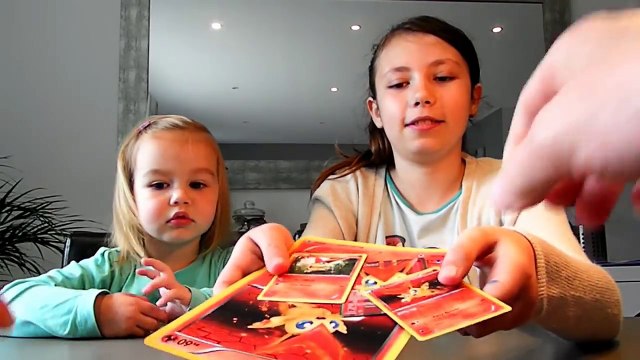 Ouverture de 12 oeufs suprises Kinder contenant des figurines Pokemon ! (Unboxing)