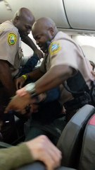 Un homme moustachu se fait taser dans un avion