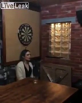 Une fille reçoit une flèche en plein dans l'oeil après un pari débile