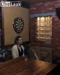 Une fille reçoit une flèche en plein dans l'oeil après un pari débile