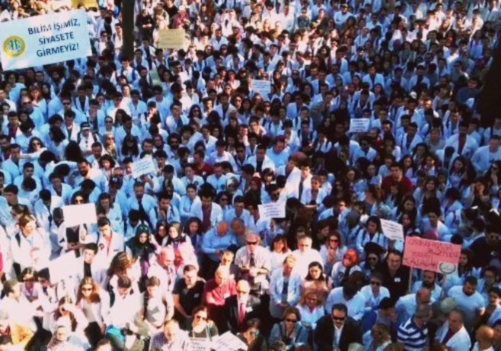 Istanbul University Medical Faculty and Students Protest Turkish Education Bill