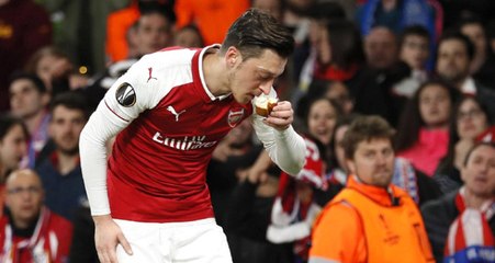 Arsenal'ın Yıldızı Mesut Özil, Tribünden Gelen Ekmeği Öpüp Kenara Koydu