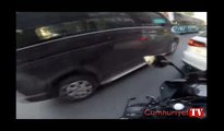 Taksim’de motosikletlinin ölümden döndüğü an kamerada
