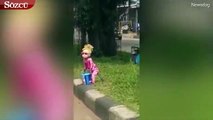 Maymuna kız çocuğu maskesi takıp dilendirdiler