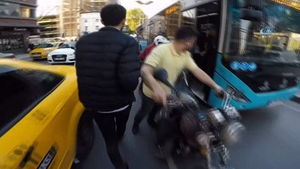 Taksim’de motosikletli ölümden kıl payı böyle kurtuldu