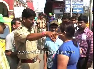 Howrah Taxi driver beaten up by Indian woman : girl power rules? Or bad behaviour?