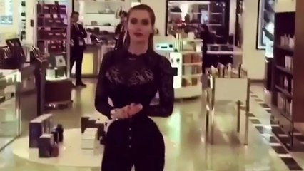 Une fille avec des hanches très fines