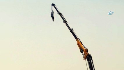 Metrelerce yükseklikteki vinci salıncak yaptı