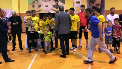 Hüseyin Çeçen ve Armağan Özeş Futsal turnuvasında şampiyon 1970 Akigo takımı oldu