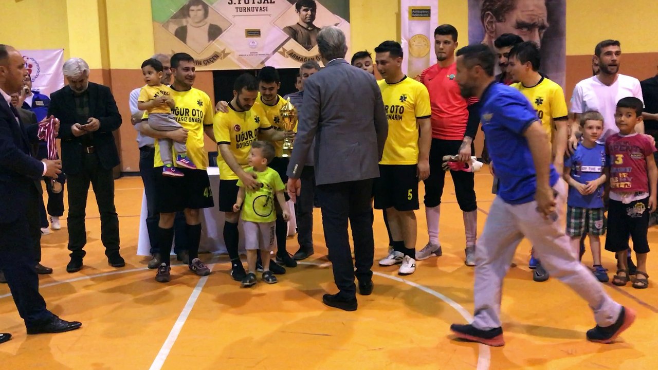 Hüseyin Çeçen ve Armağan Özeş Futsal turnuvasında şampiyon 1970 Akigo takımı oldu