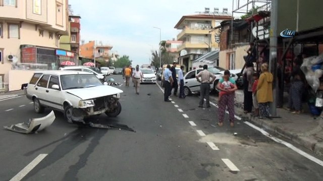 Dikkatsiz sürücüler ortalığı savaş alanına çevirdi...Çarpışan iki otomobilden biri park halindeki otomobile çarpıp evin merdivenlerine çıktı