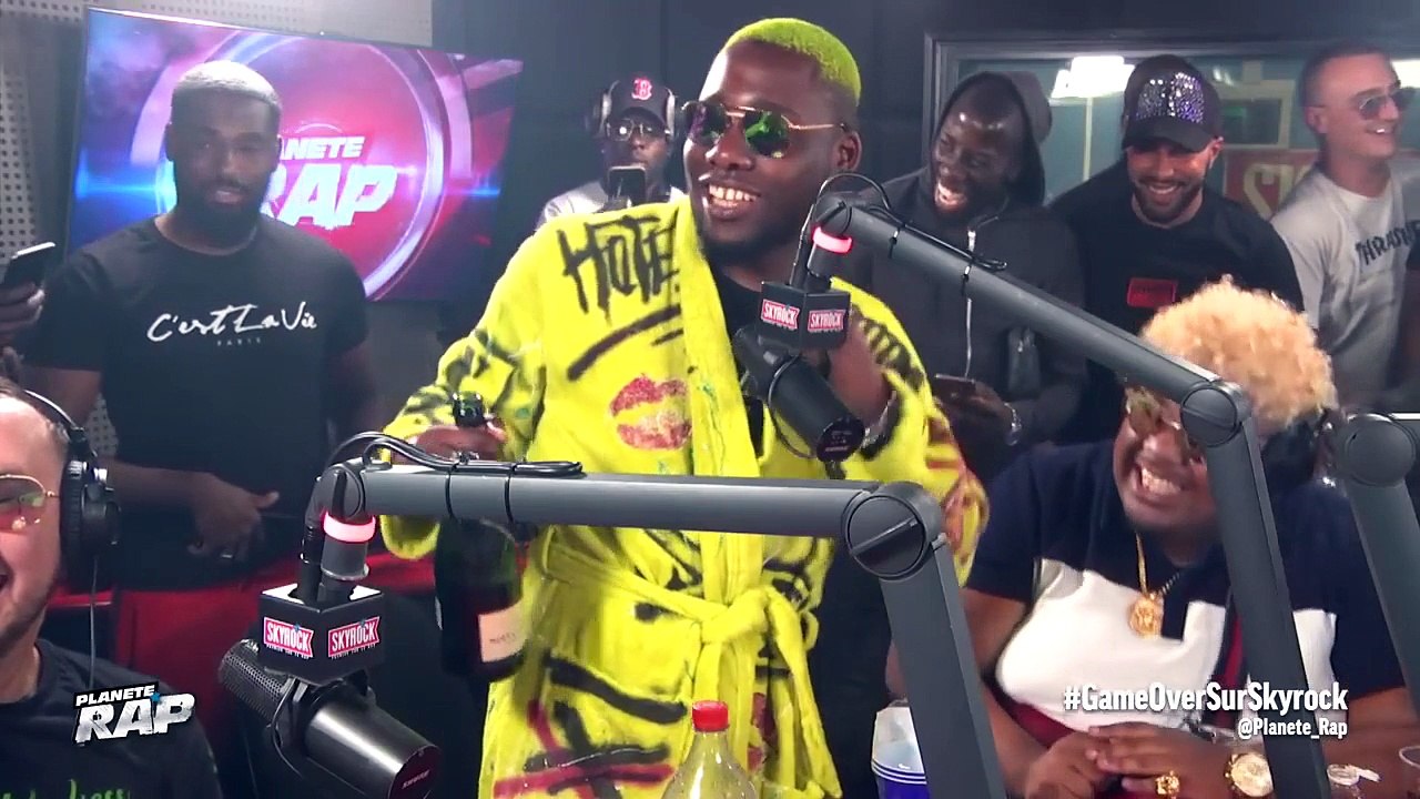 L'animateur de "Planète Rap", Fred Musa, fume un joint dans les studios de Skyrock - VIDEO