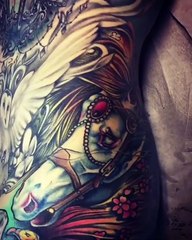 Elle a tout le corps tatoué... Incroyable