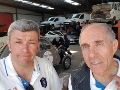 La Citroën 2CV au Tour Auto : au garage !