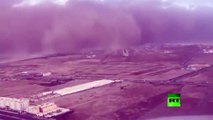 لقطات دراماتيكية لهبوط طائرة أثناء عاصفة رملية