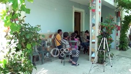 Mësuesi puth nxënësen në buzë pas orës së mësimit, pezullohet nga puna (Video)