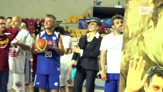 Flavio Insinna alla partita di Basket 