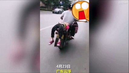 Ce papa force sa fille à aller à l'école en l'attachant à la moto