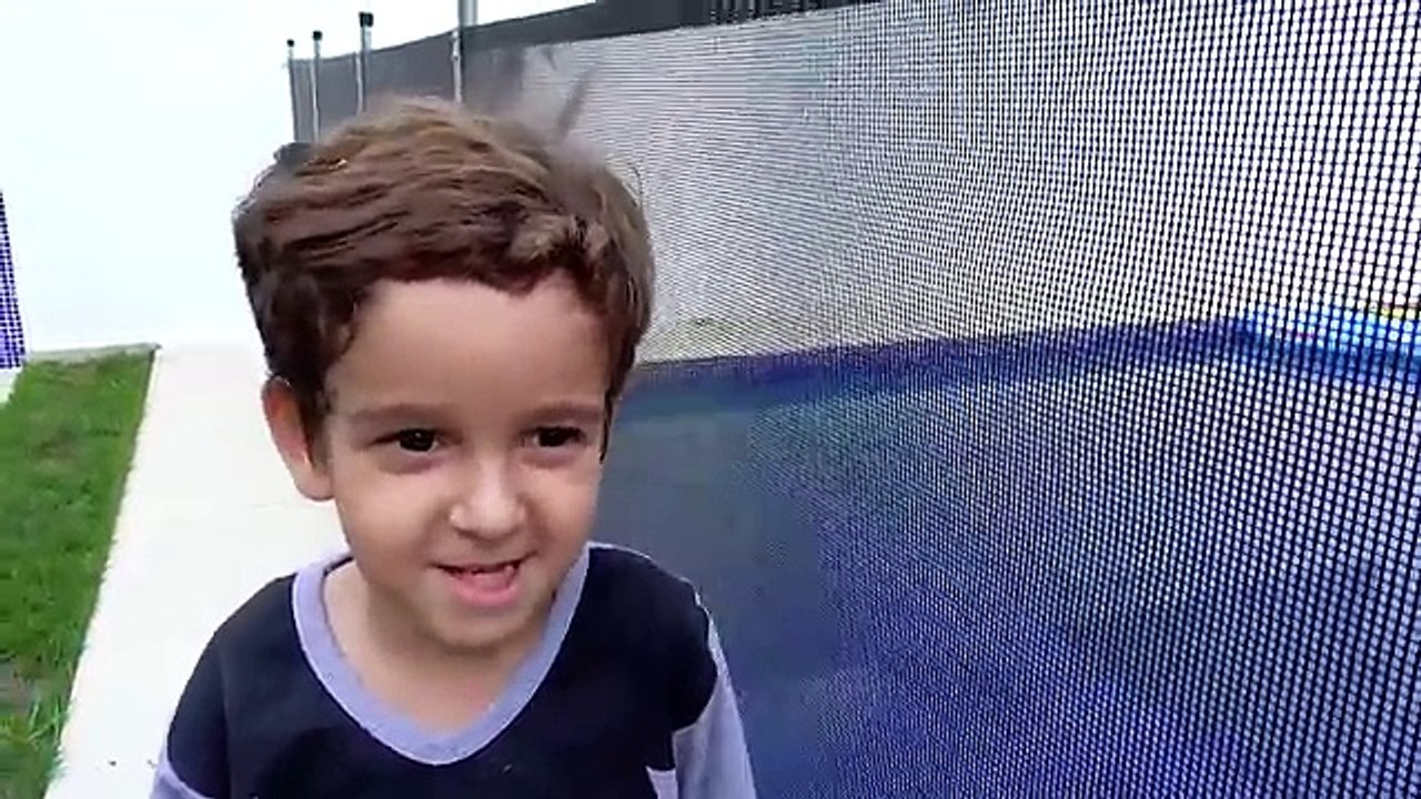 Paulinho e Toquinho Brincando com Bolinhas de Sabão - Infantil para Crianças