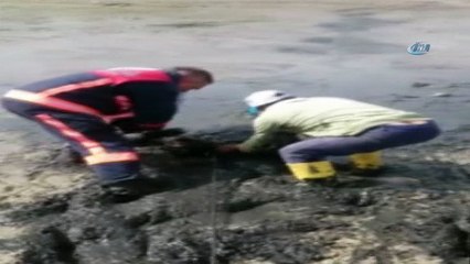 Bataklığa saplanan vatandaşı itfaiye kurtardı