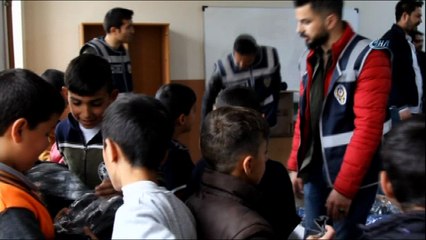 Başkale polisinden 500 öğrenciye giyim yardımı