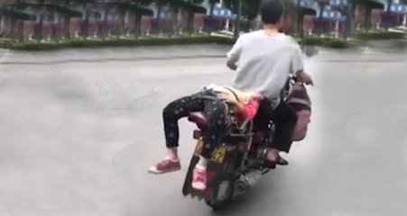 Okula Gitmek İstemeyen Kızını Motosiklete Bağlayan Baba Büyük Tepki Çekti