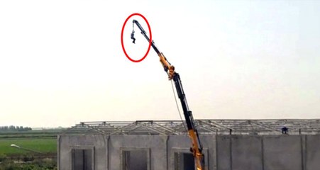 Yürekleri Ağza Getirdi! Metrelerce Yükseklikteki Vinci Salıncak Yapan İşçi Kamerada