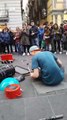 Ce street musicien nous propose un superbe show à la batterie