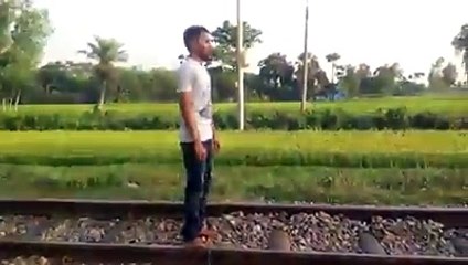 dekhiye ye aadami railway track par kaise sota hai dehati video