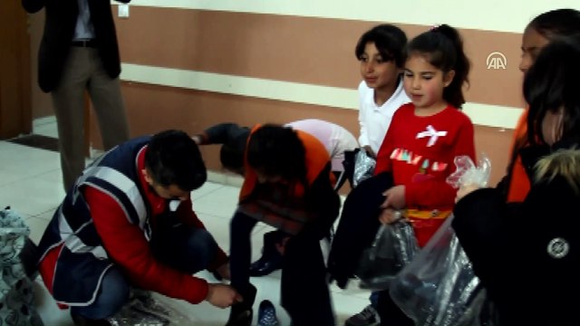Başkale'de polisten 500 öğrenciye kırtasiye ve giyim yardımı - VAN