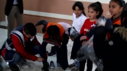 Başkale'de Polisten 500 Öğrenciye Kırtasiye ve Giyim Yardımı