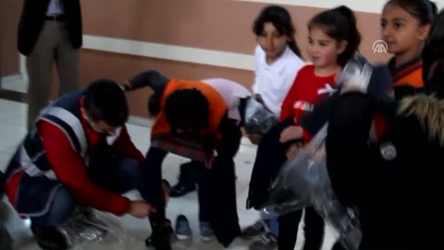 Başkale'de Polisten 500 Öğrenciye Kırtasiye ve Giyim Yardımı