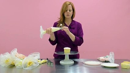 The White Flower Cake Shoppe: How to pipe a buttercream rose on a cupcake