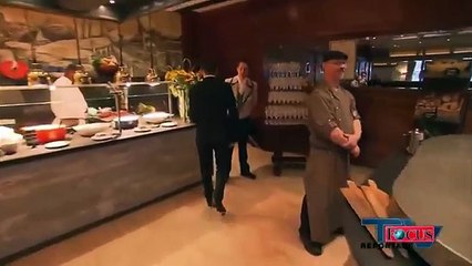 Un serveur fait l’erreur de taper sur une table où se trouve une tour de verres