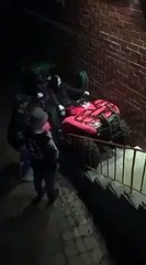 Ils essayent de monter des escaliers en quad dans l’arrière-cour d’un immeuble