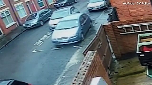 Un conducteur fonce dans une voiture garée et prend la fuite en renversant le propriétaire de 77 ans