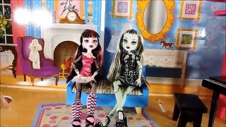 Monster High en Español - Aventuras de Cleo Episodio 1 | MuñecasTV