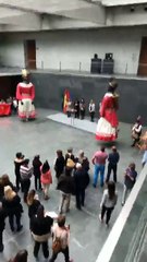 Los gigantes americanos Toko Toko y Braulia acuden al Parlamento por el Día de la Comunidad Gitana en Navarra