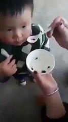 Sabah kahvaltısında böcek yiyen çocuk