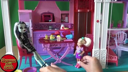 Сериал с куклами прошло 10лет Челси оставляет Келли одну дома, приходит Фрэнки и они делают печенье