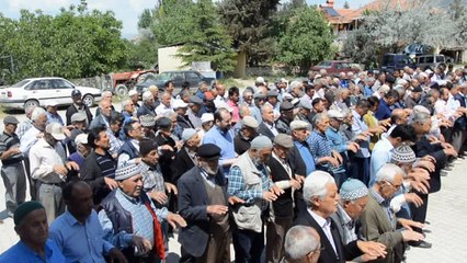 Çiftçiler Korkuteli’nde yağmur duasına çıktı