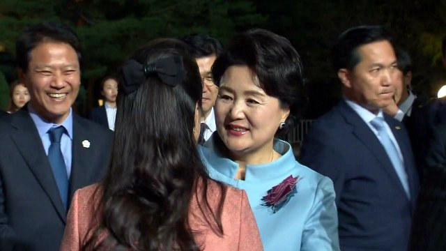 김정숙·리설주 첫 남북 '퍼스트레이디' 외교... 北 정상국가 시도 / YTN