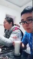 下载视频: Ce qu'il fait à sa copine avec une paille et un verre de lait et horrible mais vraiment drole!