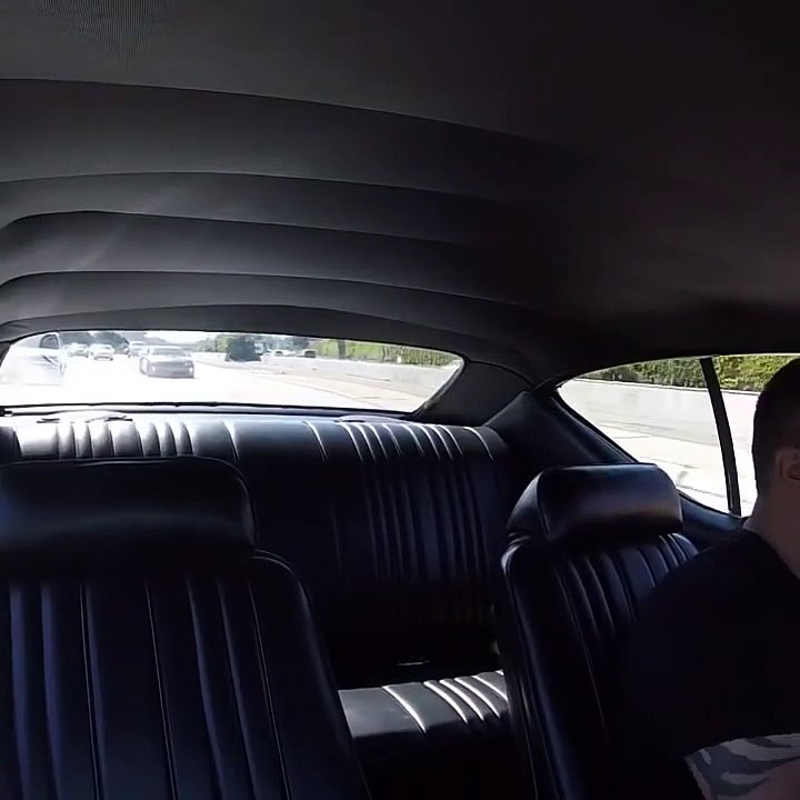 Avec sa vieille voiture de sport il ridiculise un gars et sa Mustang neuve