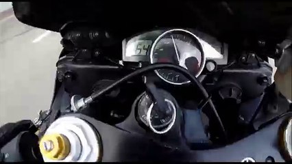 Un motard guidonne en roulant sur un nid de poule à 200 km/h