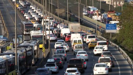 1 Mayıs tatilin fırsat bilenler mesainin bitimiyle birlikte yollara döküldü