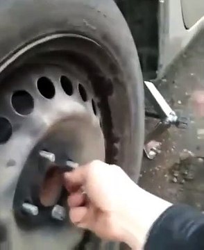 Russie : Un automobiliste découvre un chat l'un des amortisseurs de son véhicule !